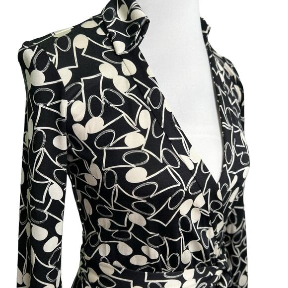 Diane von Furstenberg Black & White Squiggle Print Wrap Dress Size 2 - Picture 5 of 14
